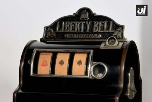 Mesin slot klasik Liberty Bell dari tahun 1895 dengan tiga gulungan dan simbol lonceng.